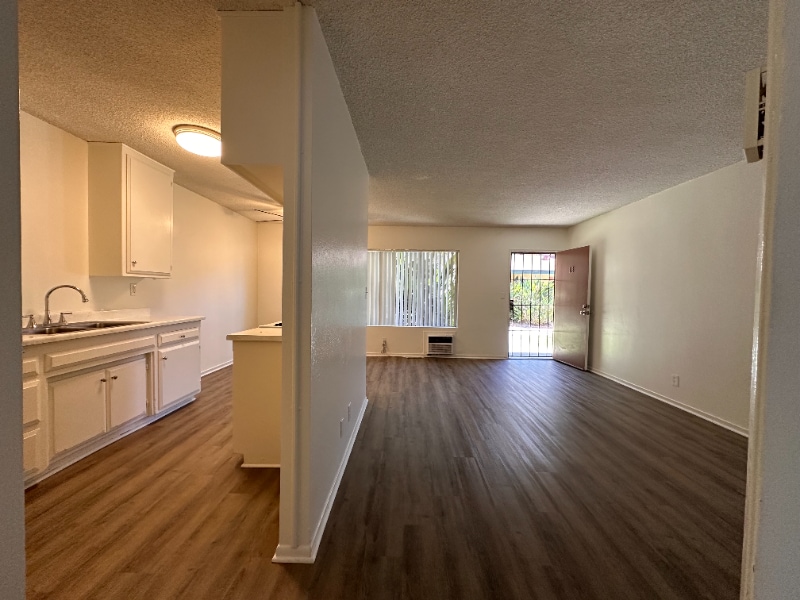 1675 W Pampas Ln in Anaheim, CA - Foto de edificio
