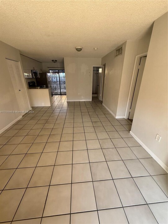 2735 W 62nd Pl in Hialeah, FL - Building Photo