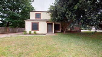1326 Airline Dr in College Station, TX - Building Photo