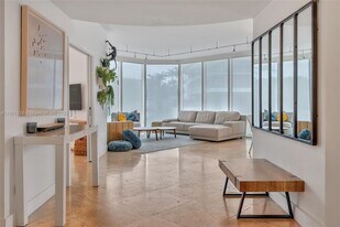 300 S Pointe Dr, Unit 403 in Miami Beach, FL - Building Photo