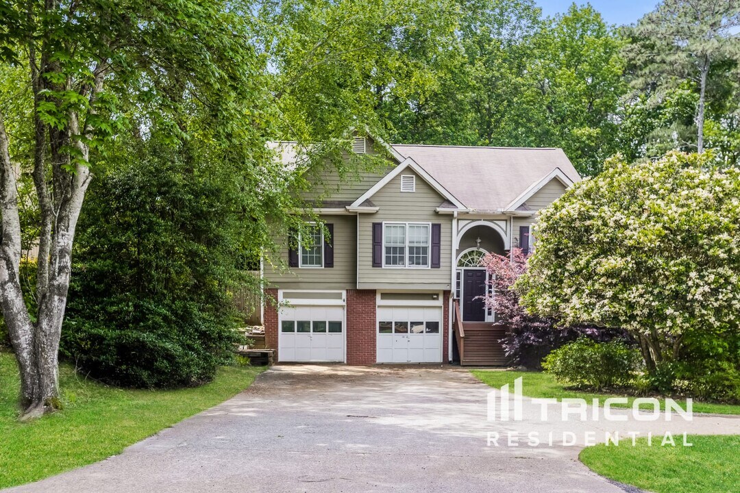2875 Lanier Beach South Rd in Cumming, GA - Foto de edificio