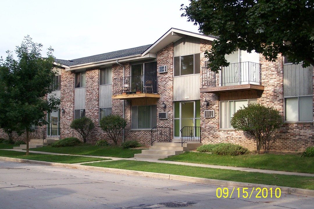 10040 W Congress St in Milwaukee, WI - Building Photo