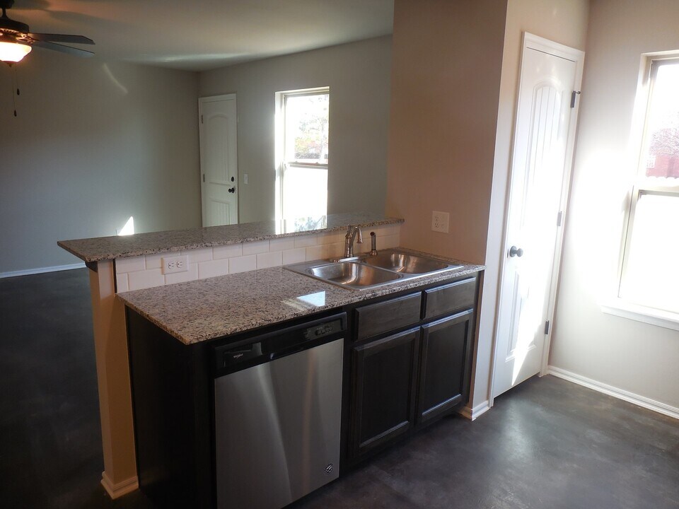 118 NE 23rd St in Moore, OK - Building Photo