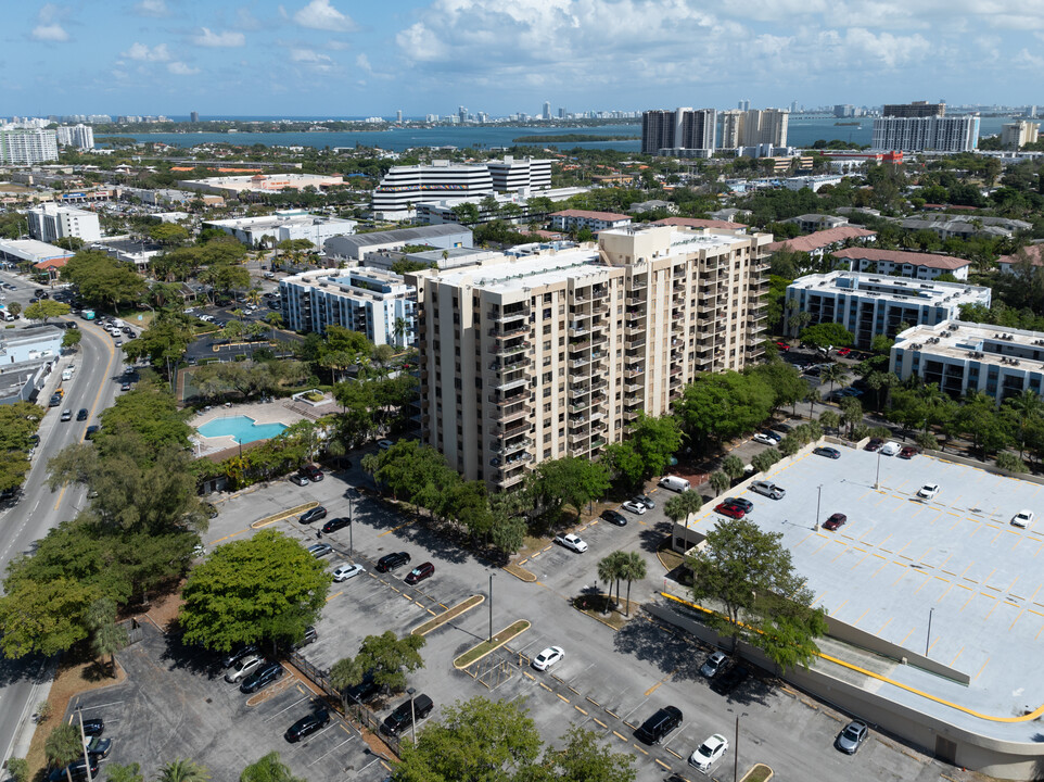 Greenwich Condominiums in North Miami, FL - Foto de edificio