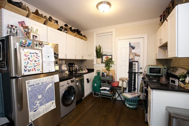 1056 W Lill in Chicago, IL - Building Photo - Building Photo