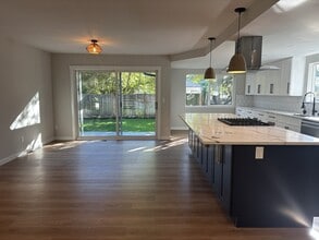 10807 NE 143rd St in Kirkland, WA - Foto de edificio - Building Photo