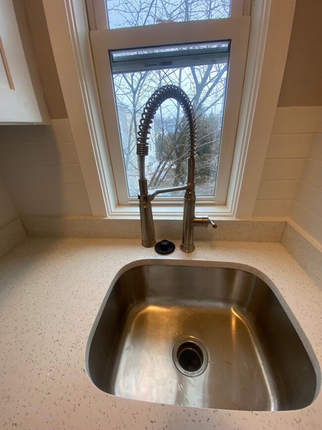 11 Houghton St, Unit 2 in Somerville, MA - Foto de edificio - Building Photo
