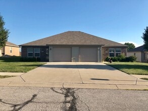 128 SE Rock Garden Ln in Lee's Summit, MO - Building Photo - Building Photo
