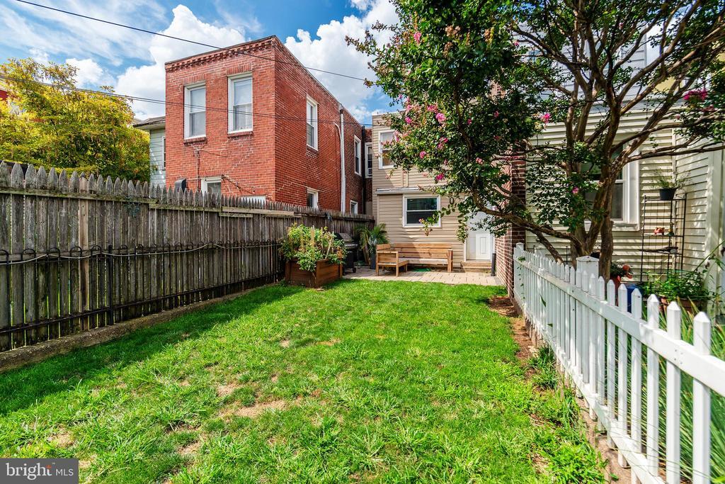 2627 E Thompson St in Philadelphia, PA - Building Photo