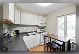 109 Park St, Unit 1 in Ridgefield Park, NJ - Building Photo - Building Photo