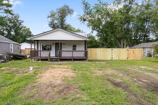 57025 Greenlawn Ave in Osceola, IN - Building Photo