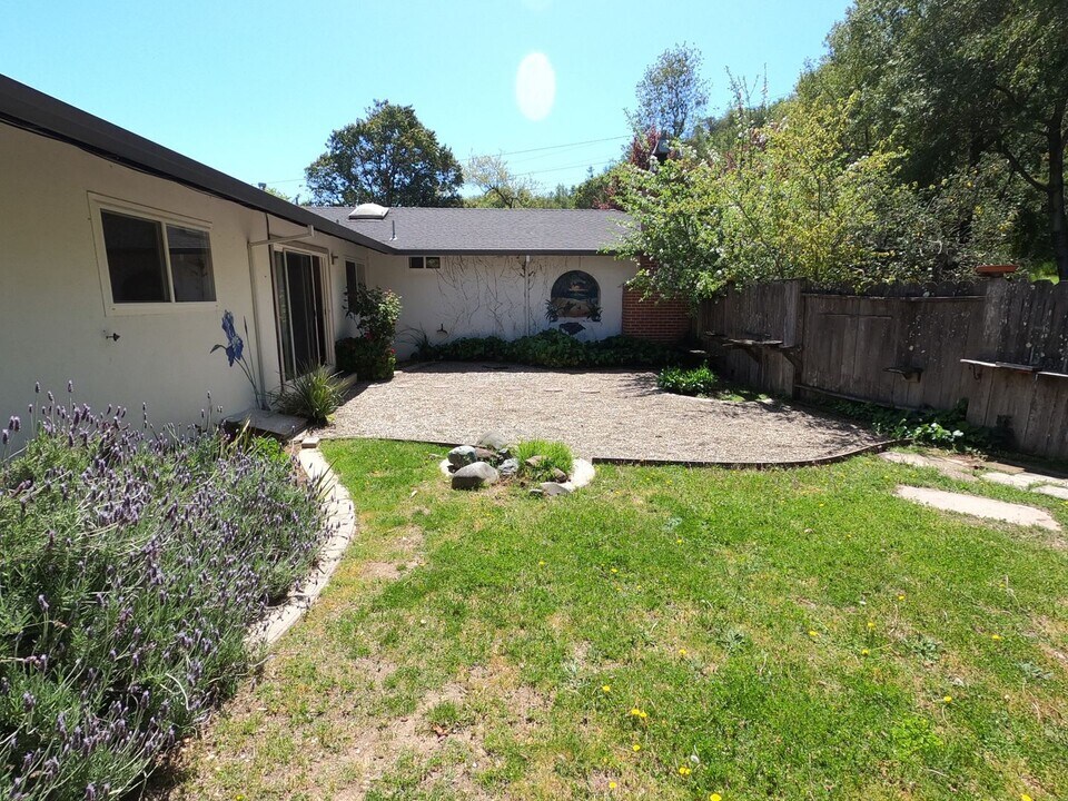 10-12 Kathy Ct in Novato, CA - Building Photo
