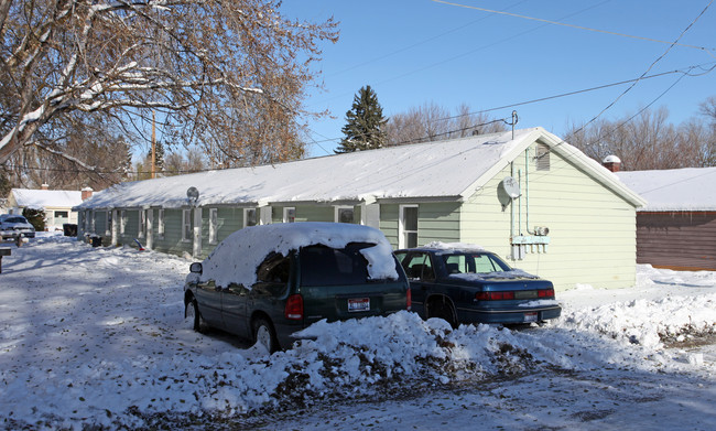 202 E 3rd St in Shoshone, ID - Foto de edificio - Building Photo