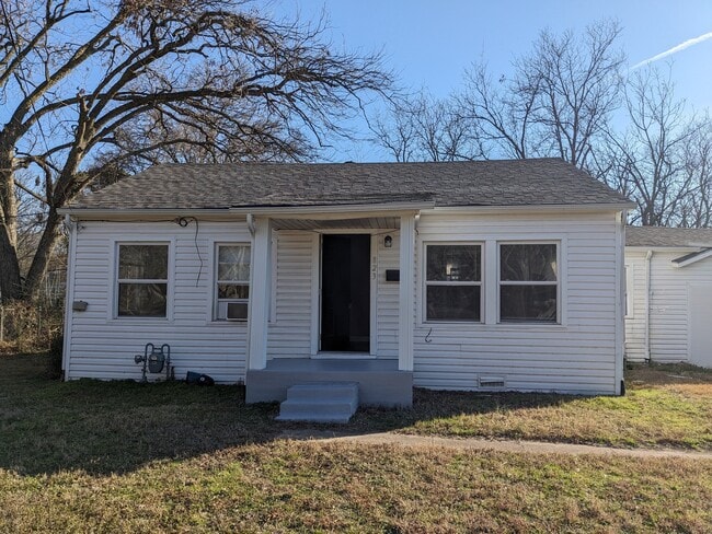 823 W 9th St in Bonham, TX - Foto de edificio - Building Photo