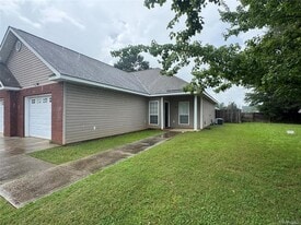 189 Pine Meadows Cir in Elmore, AL - Building Photo