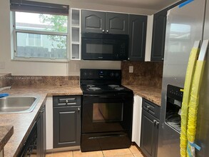 5240 NW 109th Ave in Doral, FL - Building Photo - Building Photo
