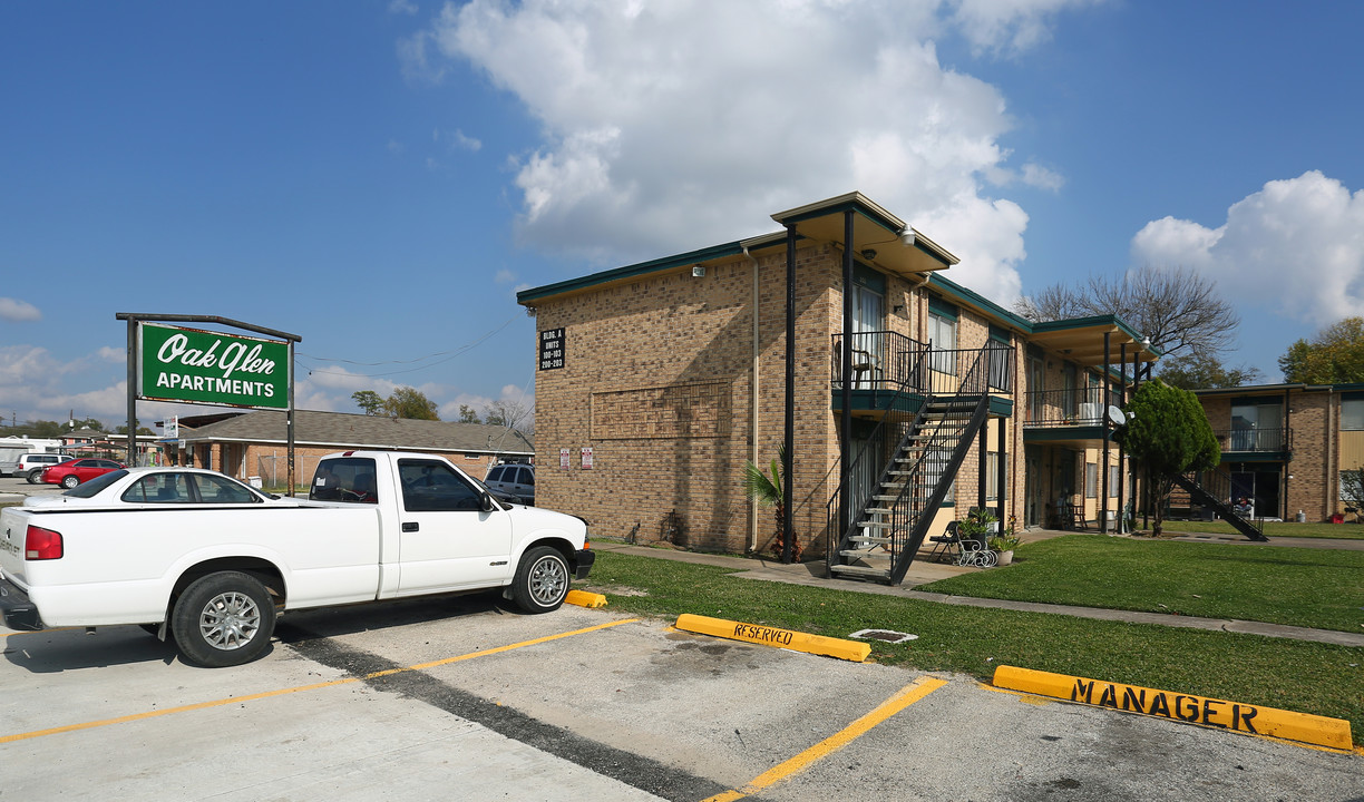 Oak Glen in Houston, TX - Building Photo