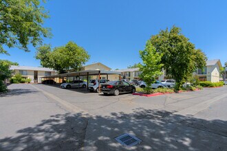 Walnutwood Apartments in Woodland, CA - Foto de edificio - Building Photo