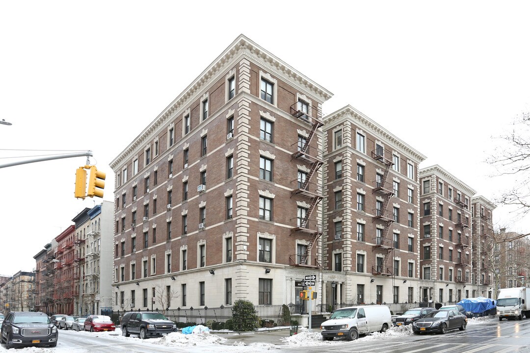 Central Park Plaza Condominium in New York, NY - Building Photo