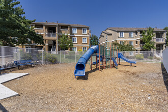 Zephyr Pointe in Reno, NV - Foto de edificio - Building Photo