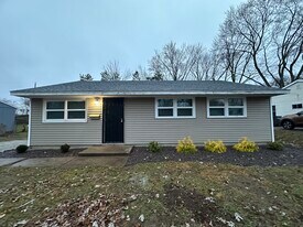 911 Southmoor Dr in Danville, IL - Building Photo