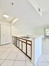 2400 Feather Sound Dr in Clearwater, FL - Foto de edificio - Building Photo