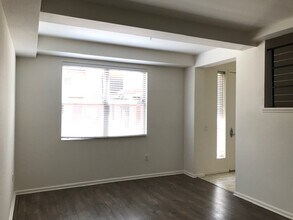 201 E Angeleno Ave, Unit 128 in Burbank, CA - Building Photo - Building Photo