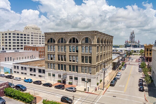 2400 Mechanic St, Unit APT 206 in Galveston, TX - Building Photo - Building Photo