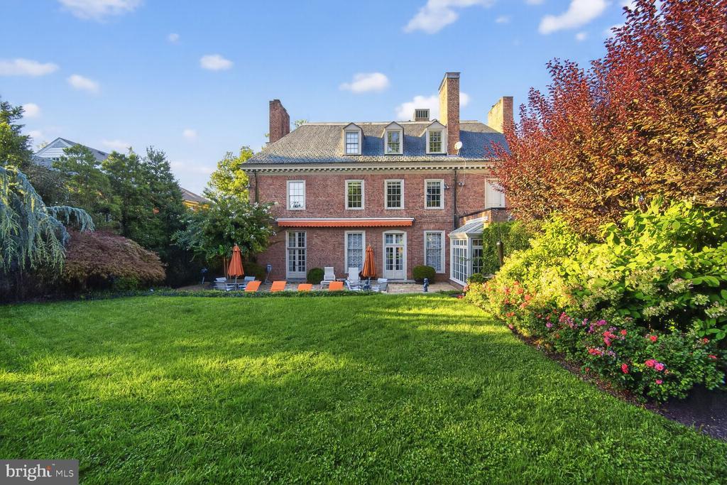 2310 Kalorama Rd NW in Washington, DC - Building Photo