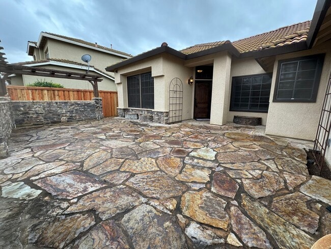 1068 Caragh St in Roseville, CA - Building Photo - Building Photo