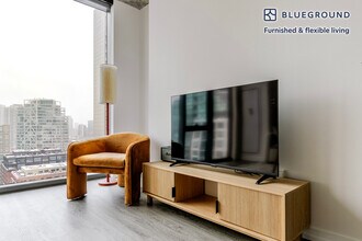 460 W Chicago Ave in Chicago, IL - Building Photo - Building Photo