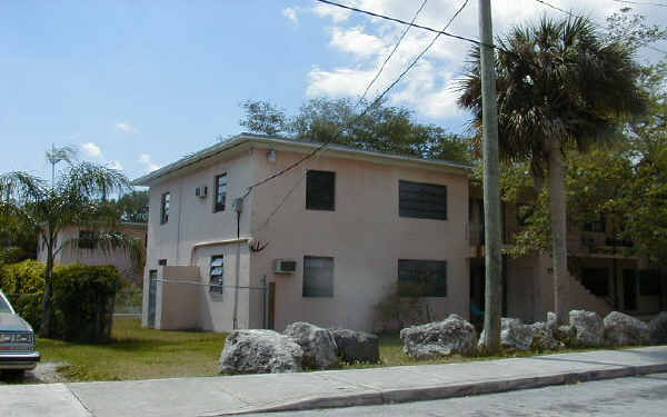 6116 SW 62nd Ter in South Miami, FL - Foto de edificio - Building Photo