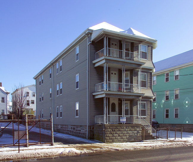 67-71 Robeson St in Fall River, MA - Foto de edificio - Building Photo