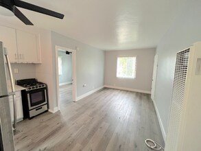 2403 Louella Ave in Los Angeles, CA - Foto de edificio - Building Photo