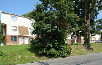 Maple Court Apartments in Oak Hill, WV - Building Photo - Building Photo