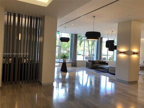 100 Bayview Dr in Sunny Isles Beach, FL - Foto de edificio - Building Photo