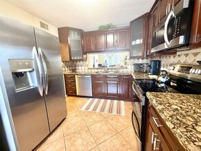 4725 Lucerne Lakes Blvd E in Greenacres, FL - Foto de edificio - Building Photo