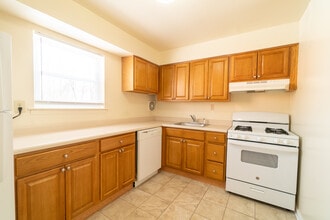 Middlesex Village Apartments in Middlesex, NJ - Foto de edificio - Building Photo