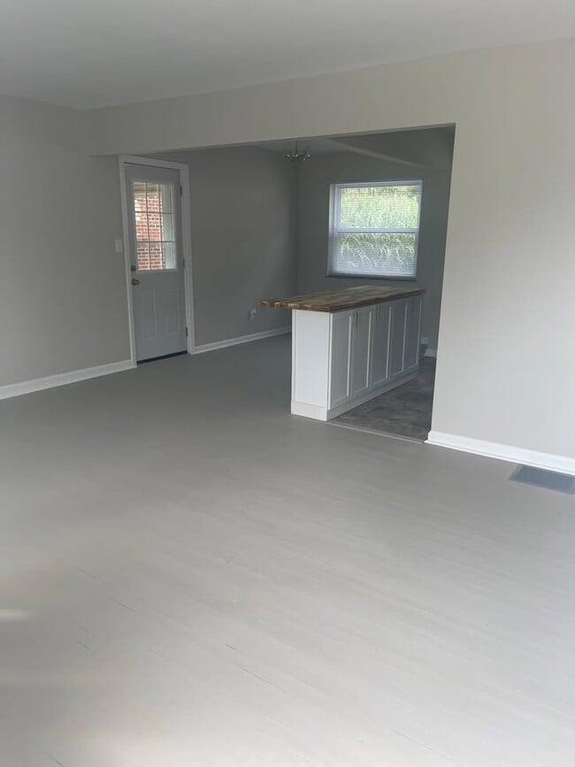 6952 Beechmont Ave in Cincinnati, OH - Building Photo - Building Photo