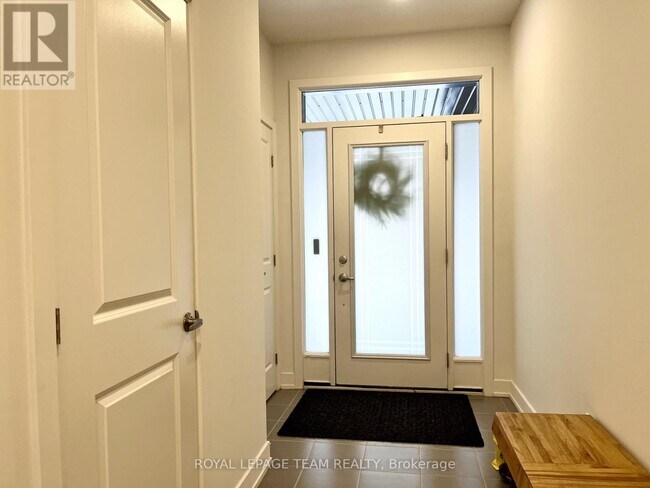 57 Heirloom St in Ottawa, ON - Building Photo - Building Photo