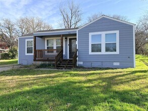 710 N Rusk St in Weatherford, TX - Building Photo - Building Photo