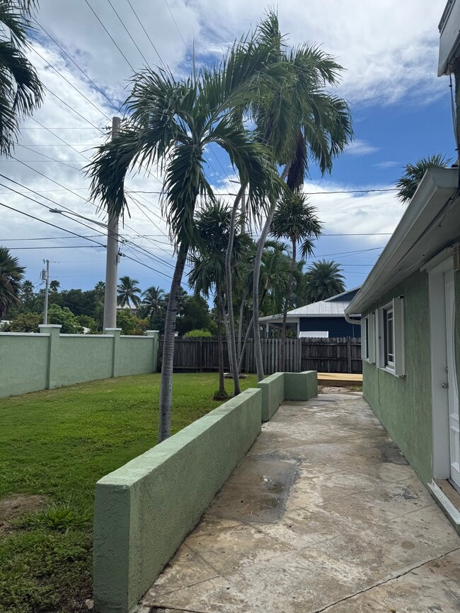 1406 S Roosevelt Blvd
