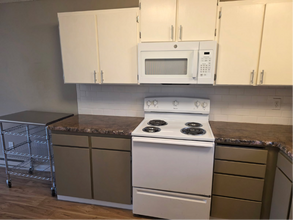 990 S 11th St, Unit Apt #4 in Coos Bay, OR - Foto de edificio - Building Photo