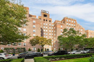 73-37 Austin St in Forest Hills, NY - Building Photo - Building Photo