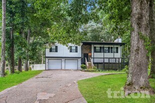 438 Russell Rd in Lawrenceville, GA - Building Photo