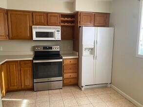 330 Sunderland Rd in Worcester, MA - Building Photo - Building Photo