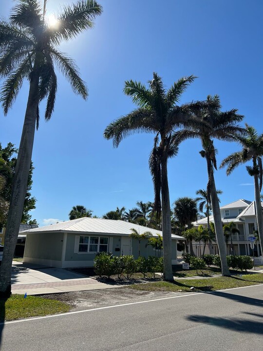 511 W Retta Esplanade in Punta Gorda, FL - Foto de edificio