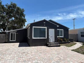 215 SW 17th St in Fort Lauderdale, FL - Building Photo