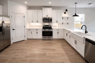 8438 Bay Rdg Cir in Baytown, TX - Building Photo - Building Photo