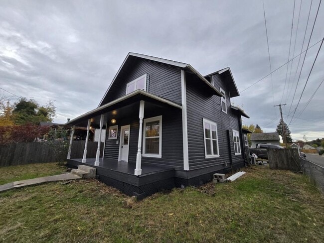 205 SE Lane Ave in Roseburg, OR - Building Photo - Building Photo